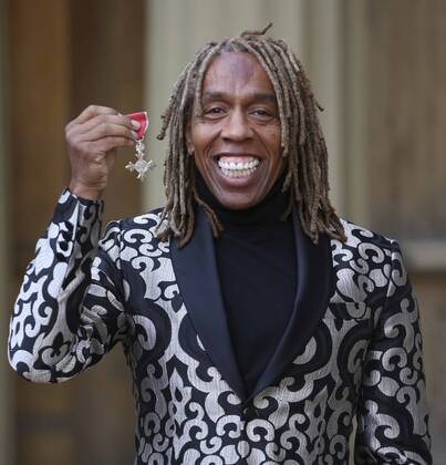 Prominente nach Ordensverleihung vor dem Buckingham Palast . 18 11 2016. London, United Kingdom. Investitures at Buckingham Palace. Buckingham Palace. Playwright, director and screenwriter Richard Beadle-Blair collects his MBE for services to Drama at an Investiture at Buckingham Palace, November 18 2016. Richard is a British actor, director, screenwriter, playwright, singer, designer, choreographer, dancer and songwriter of British West Indian origin. He is the artistic director of multi-media production company Team Angelica. xi-Images xPoolx IIM-13846-0010