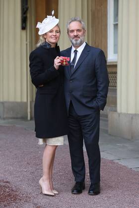 Prominente nach Ordensverleihung vor dem Buckingham Palast . 18 11 2016. London, United Kingdom. Investitures at Buckingham Palace. Buckingham Palace. Trumpet soloist Alison Balsom poses for a photo with her boyfriend Sam Mendes as she picks up her OBE for services to Music at Buckingham Palace, November 18 2016 . Alison Louise Balsom OBE (born 7 October 1978) is an English trumpet soloist, arranger, producer, music educator, curator and spokesperson for the importance of music education.  xi-Images xPoolx IIM-13846-0013