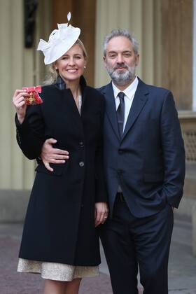 Prominente nach Ordensverleihung vor dem Buckingham Palast . 18 11 2016. London, United Kingdom. Investitures at Buckingham Palace. Buckingham Palace. Trumpet soloist Alison Balsom poses for a photo with her boyfriend Sam Mendes as she picks up her OBE for services to Music at Buckingham Palace, November 18 2016 . Alison Louise Balsom OBE (born 7 October 1978) is an English trumpet soloist, arranger, producer, music educator, curator and spokesperson for the importance of music education.  xi-Images xPoolx IIM-13846-0016