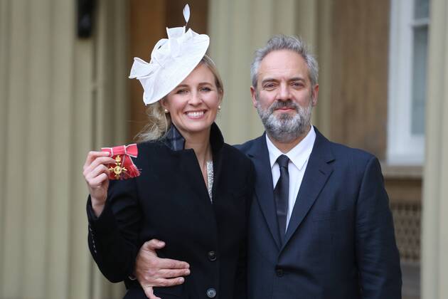 Prominente nach Ordensverleihung vor dem Buckingham Palast . 18 11 2016. London, United Kingdom. Investitures at Buckingham Palace. Buckingham Palace. Trumpet soloist Alison Balsom poses for a photo with her boyfriend Sam Mendes as she picks up her OBE for services to Music at Buckingham Palace, November 18 2016 . Alison Louise Balsom OBE (born 7 October 1978) is an English trumpet soloist, arranger, producer, music educator, curator and spokesperson for the importance of music education.  xi-Images xPoolx IIM-13846-0018