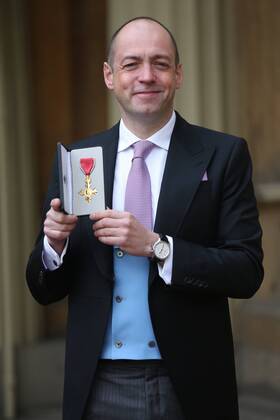 Prominente nach Ordensverleihung vor dem Buckingham Palast . 18 11 2016. London, United Kingdom. Investitures at Buckingham Palace. Buckingham Palace. TV Producer Gareth Neame picks up his OBE for services to Drama at Buckingham Palace, November 18 2016. Gareth Elwin Neame OBE (born 8 March 1967) is a British Emmy and Golden Globe award winning television producer and executive. As an executive at the BBC, Neame was responsible for bringing a new wave of popular dramas to the screen including Spooks (MI5), State of Play, Hustle and New Tricks.  xi-Images xPoolx IIM-13846-0019