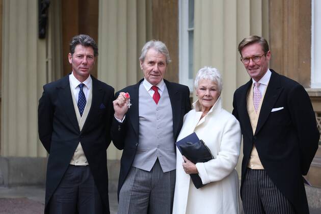 Prominente nach Ordensverleihung vor dem Buckingham Palast . 18 11 2016. London, United Kingdom. Investitures at Buckingham Palace. Buckingham Palace. Judi Dench poses with her partner David Mills as he picks up his MBE for services to Wildlife Conservation at Buckingham Palace, November 18 2016. Also pictured are David s children Julian and Jonathan. David Mills MBE is a leading wildlife conservationist and founder of the British Wildlife Centre.  xi-Images xPoolx IIM-13846-0030