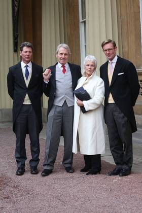 Prominente nach Ordensverleihung vor dem Buckingham Palast . 18 11 2016. London, United Kingdom. Investitures at Buckingham Palace. Buckingham Palace. Judi Dench poses with her partner David Mills as he picks up his MBE for services to Wildlife Conservation at Buckingham Palace, November 18 2016. Also pictured are David s children Julian and Jonathan. David Mills MBE is a leading wildlife conservationist and founder of the British Wildlife Centre.  xi-Images xPoolx IIM-13846-0026