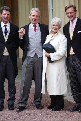 Prominente nach Ordensverleihung vor dem Buckingham Palast . 18 11 2016. London, United Kingdom. Investitures at Buckingham Palace. Buckingham Palace. Judi Dench poses with her partner David Mills as he picks up his MBE for services to Wildlife Conservation at Buckingham Palace, November 18 2016. Also pictured are David s children Julian and Jonathan. David Mills MBE is a leading wildlife conservationist and founder of the British Wildlife Centre.  xi-Images xPoolx IIM-13846-0027