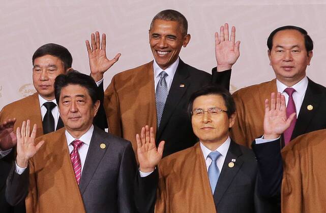 Themen der Woche LIMA, PERU - NOVEMBER 20, 2016: Japan s Prime Minister Shinzo Abe, South Korea s Prime Minister Hwang Kyo-ahn (L-R front), Thailand s Deputy Prime Minister Prajin Juntong, US President Barack Obama and Vietnam s President Tran Dai Quang (L-R background) pose for a group photograph at the 2016 Asia-Pacific Economic Cooperation summit. Mikhail Metzel TASS  TS0383F1
