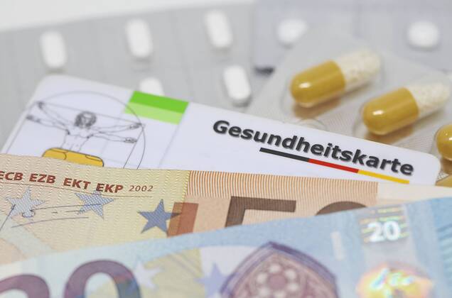 Nuernberg Symbolfoto, Themenbild Krankenversicherung, Krankenkassenbeitrag, Eine Gesundheitskarte liegt zwischen Arzneimittel und Euro Banknoten. Copyright: xWuestx Eibner-Pressefotox EP_fwt