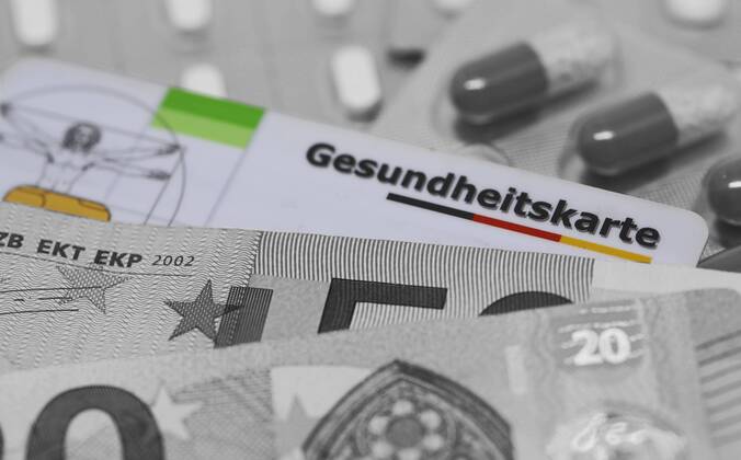 Nuernberg Symbolfoto, Themenbild Krankenversicherung, Krankenkassenbeitrag, Eine farblich hervorgehobene Gesundheitskarte liegt zwischen Arzneimittel und Euro Banknoten, schwarz weiss Foto. Copyright: xWuestx Eibner-Pressefotox EP_fwt
