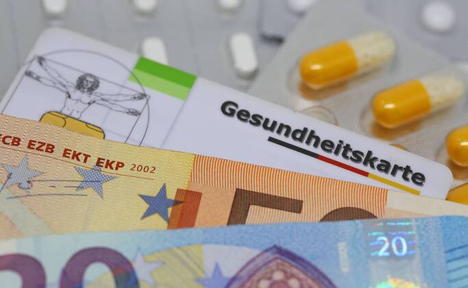 Nuernberg Symbolfoto, Themenbild Krankenversicherung, Krankenkassenbeitrag, Eine Gesundheitskarte liegt zwischen Arzneimittel und Euro Banknoten. Copyright: xWuestx Eibner-Pressefotox EP_fwt