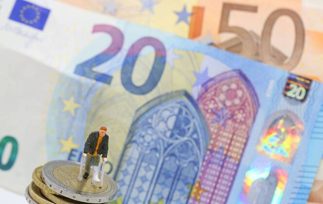 Nuernberg Symbolfoto, Themenbild Krankenversicherung, Krankenkassenbeitrag, Arzneimittelkosten. Mann mit Gips und Gehhilfe steht auf Euro Muenzen. Im Hintergrund verschiedene Euro Banknoten. Copyright: xWuestx Eibner-Pressefotox EP_fwt