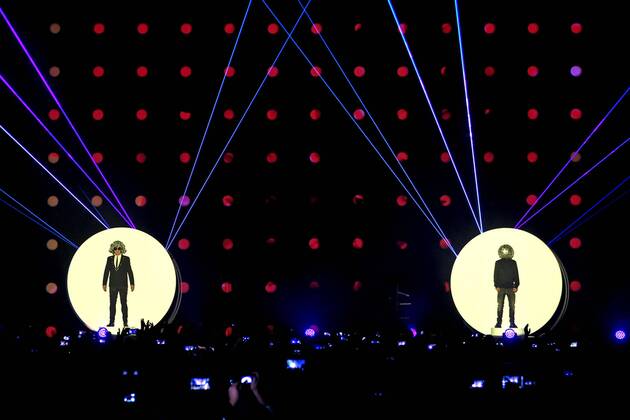 Themen der Woche Bilder des Tages Pet Shop Boys. Sänger Neil Tennant links und Keyboarder Chris Lowe ( Pet Shop Boys ) während Auftaktkonzertes ihrer SUPER European Tour am 26.11.2016 vor 7.500 Fans in der Arena Leipzig.