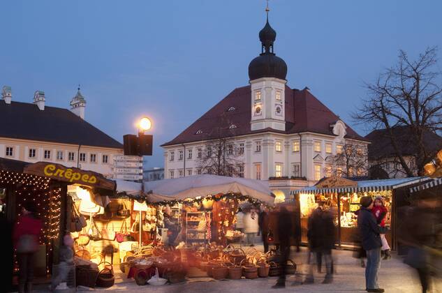 Christmas Market (Christkindlmarkt) stalls and Town Hall, Kapellplatz, at twilight, Altotting, Bavaria (Bayern), Germany, Europe Copyright: RichardxNebesky 737-500