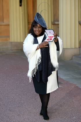 . 29 11 2016. London, United Kingdom. investiture at Buckingham Palace. Buckingham Palace. Ruby Turner receives an MBE for services to Music at an investiture at Buckingham Palace, London, UK. 29 11 2016.  xi-Imagesx xPoolx IIM-13945-0003