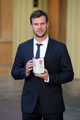 . 29 11 2016. London, United Kingdom. investiture at Buckingham Palace. Buckingham Palace. Leon Smith, Captain, Davis Cup Team receives an OBE for services to Tennis at an investiture at Buckingham Palace, London, UK. 29 11 2016.  xi-Imagesx xPoolx IIM-13945-0005