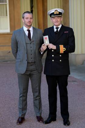 . 29 11 2016. London, United Kingdom. investiture at Buckingham Palace. Buckingham Palace. Surgeon Commander Matthew Turner, Royal Navy, receives an OBE, with his husband Daniel Wooding, at an investiture at Buckingham Palace, London, UK. 29 11 2016.  xi-Imagesx xPoolx IIM-13945-0007