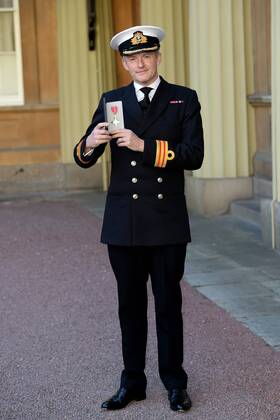 . 29 11 2016. London, United Kingdom. investiture at Buckingham Palace. Buckingham Palace. Surgeon Commander Matthew Turner, Royal Navy, receives an OBE at an investiture at Buckingham Palace, London, UK. 29 11 2016.  xi-Imagesx xPoolx IIM-13945-0008
