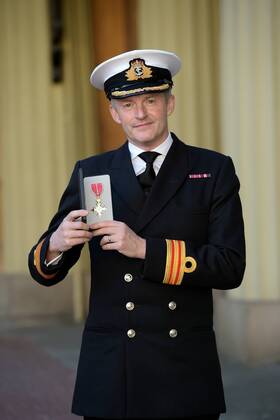 . 29 11 2016. London, United Kingdom. investiture at Buckingham Palace. Buckingham Palace. Surgeon Commander Matthew Turner, Royal Navy, receives an OBE at an investiture at Buckingham Palace, London, UK. 29 11 2016.  xi-Imagesx xPoolx IIM-13945-0009