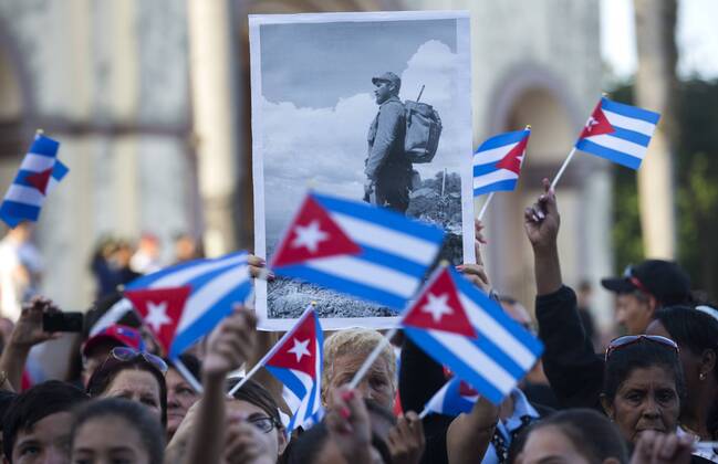 Cubans observe the motorcade that carries the ashes of late Cuban leader Fidel Castro in Camaguey, Cuba, 02 December 2016. The ashes of Castro left Plaza de la Revolucion in Havana on 30 November 2016 for a four-day tour across the island, a funeral procession that will end in Santiago de Cuba, where his funeral will be held on 04 December 2016. THE ASHES OF FIDEL CASTRO ARE TRANSFERRED FROM HAVANA TO SANTIAGO !ACHTUNG: NUR REDAKTIONELLE NUTZUNG!  HAB13 20161202-636162929183058353