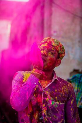 Man throwing colored pigment, Holi Festival, Vrindavan, Uttar Pradesh, India, Asia Copyright: LauraxGrier Editorial Use Only 1218-318
