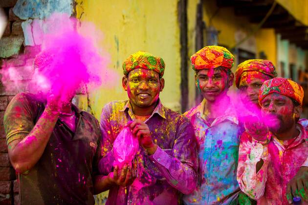 Men throwing colored pigment, Holi Festival, Vrindavan, Uttar Pradesh, India, Asia Copyright: LauraxGrier 1218-320