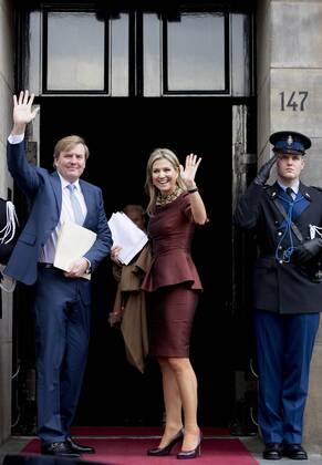 08-12-2016 Amsterdam King Willem-Alexander, with Queen Maxima and Princess Beatrix, during the Erasmusprize ceremony at the Koninklijke paleis in Amsterdam. The King, patron of the Praemium Erasmianum foundation, and the board has awarded the 150.000 euro prize to the British writer Dame Antonia Susan Byatt (1936). This years theme of the Erasmusprijs was ‘Life Writing .  Copyright: xPPE v.d.xWerfx