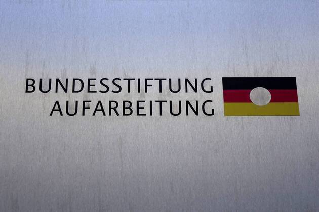 28.11.2016, Mitte, Kronenstrasse, Berlin, Schild der Bundesstiftung Aufarbeitung, DDR-Fahne, Fahne, Emblem, ausgeschnitten, Stiftung, Bundesstiftung, Bundesstiftung Aufarbeitung, Bundesstiftung zur Aufarbeitung der SED-Diktatur, SED, Diktatur