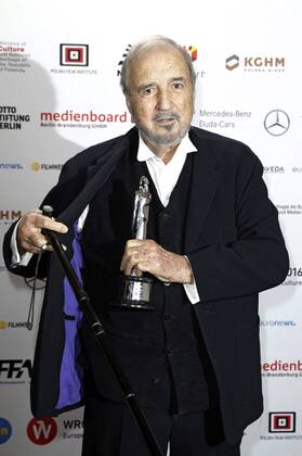 Jean-Claude Carriere mit dem Preis für sein Lebenswerk bei der Verleihung vom 29. Europäischen Filmpreis 2016 29th European Film Awards 2016 im Nationalen Forum für Musik. Breslau, 10.12.2016 Foto:xS.xGabschx xFuturexImage