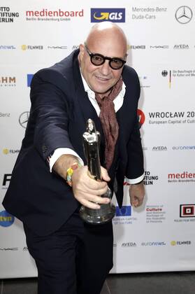 Gianfranco Rosi mit dem Preis für den besten Dokumentarfilm Fuocoammare Seefeuer , bei der Verleihung vom 29. Europäischen Filmpreis 2016 29th European Film Awards 2016 im Nationalen Forum für Musik. Breslau, 10.12.2016 Foto:xS.xGabschx xFuturexImage