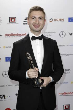 Ilya Demutsky mit dem Preis für den besten Soundtrack zu (M)uchenik Der die Zeichen liest bei der Verleihung vom 29. Europäischen Filmpreis 2016 29th European Film Awards 2016 im Nationalen Forum für Musik. Breslau, 10.12.2016 Foto:xS.xGabschx xFuturexImage