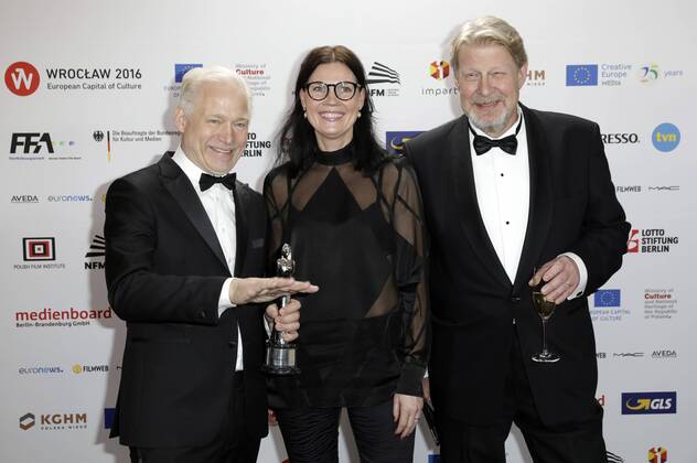 Hannes Holm, Annica Bellander Rune und Rolf Lassgard mit dem Preis für die beste Komödie En man som heter Ove Ein Mann namens Ove , bei der Verleihung vom 29. Europäischen Filmpreis 2016 29th European Film Awards 2016 im Nationalen Forum für Musik. Breslau, 10.12.2016 Foto:xS.xGabschx xFuturexImage
