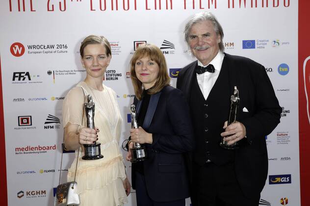 Sandra Hüller, Maren Ade und Peter Simonischek mit ihren Preisen für den Film Toni Erdmann bei der Verleihung vom 29. Europäischen Filmpreis 2016 29th European Film Awards 2016 im Nationalen Forum für Musik. Breslau, 10.12.2016 Foto:xS.xGabschx xFuturexImage