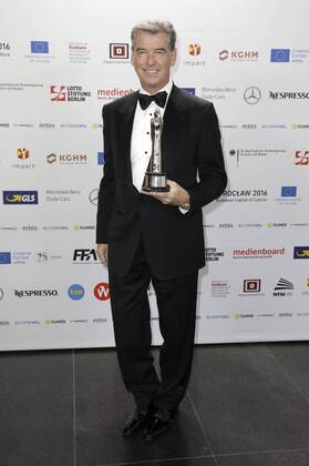 Pierce Brosnan mit dem Preis für die beste europäische Leistung im Weltkino bei der Verleihung vom 29. Europäischen Filmpreis 2016 29th European Film Awards 2016 im Nationalen Forum für Musik. Breslau, 10.12.2016 Foto:xS.xGabschx xFuturexImage