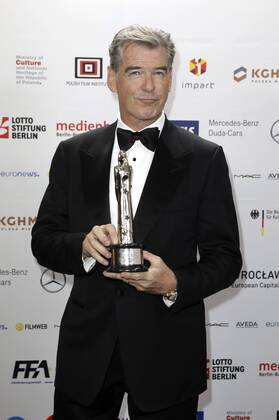 Pierce Brosnan mit dem Preis für die beste europäische Leistung im Weltkino bei der Verleihung vom 29. Europäischen Filmpreis 2016 29th European Film Awards 2016 im Nationalen Forum für Musik. Breslau, 10.12.2016 Foto:xS.xGabschx xFuturexImage