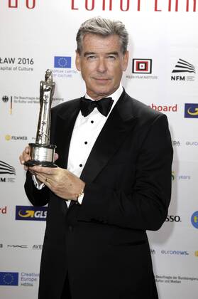 Pierce Brosnan mit dem Preis für die beste europäische Leistung im Weltkino bei der Verleihung vom 29. Europäischen Filmpreis 2016 29th European Film Awards 2016 im Nationalen Forum für Musik. Breslau, 10.12.2016 Foto:xS.xGabschx xFuturexImage