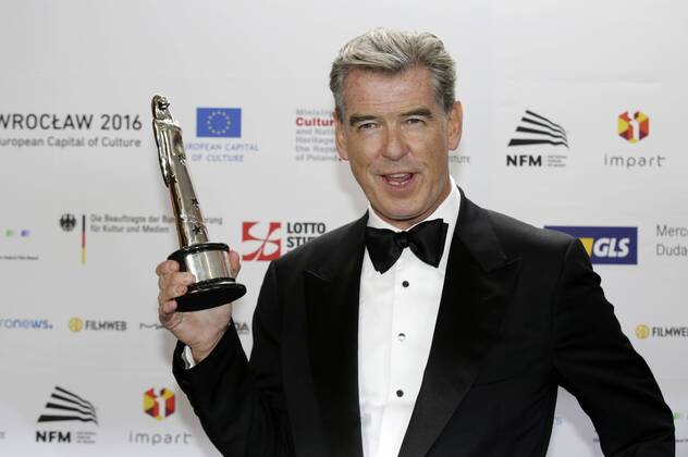 Pierce Brosnan mit dem Preis für die beste europäische Leistung im Weltkino bei der Verleihung vom 29. Europäischen Filmpreis 2016 29th European Film Awards 2016 im Nationalen Forum für Musik. Breslau, 10.12.2016 Foto:xS.xGabschx xFuturexImage