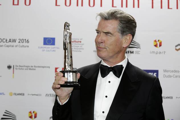 Pierce Brosnan mit dem Preis für die beste europäische Leistung im Weltkino bei der Verleihung vom 29. Europäischen Filmpreis 2016 29th European Film Awards 2016 im Nationalen Forum für Musik. Breslau, 10.12.2016 Foto:xS.xGabschx xFuturexImage