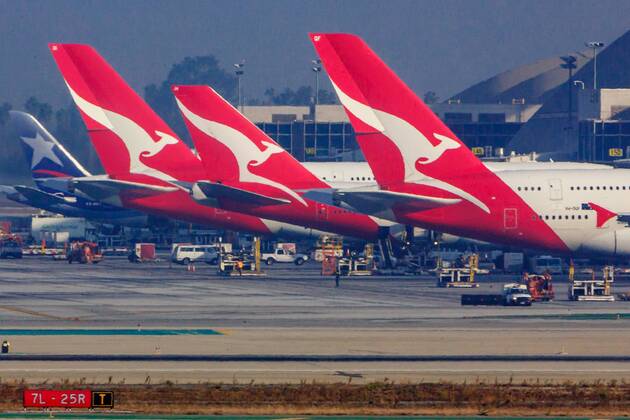 USA, United States of America, California, Los Angeles, 23.10.2016: Los Angeles International Airport, Leitwerk, Heck von Qantas Jets.