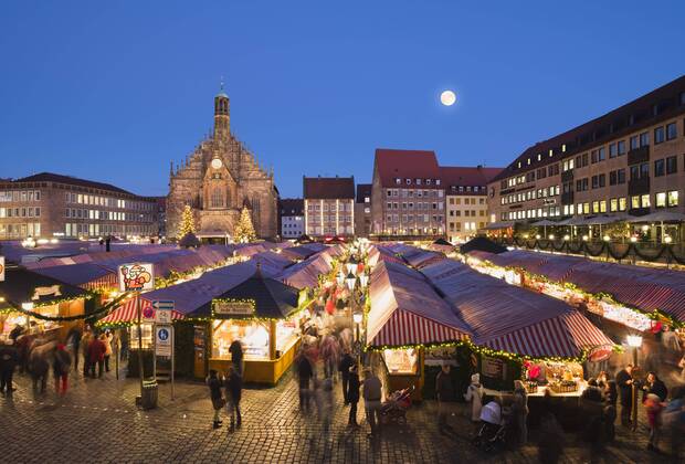 Nürnberger Christkindlesmarkt mit Frauenkirche bei Vollmond, Nachtaufnahme, Nürnberg, Mittelfranken, Franken, Bayern, Deutschland, Europa Copyright: imageBROKER/MartinxSiepmann iblman04446562
