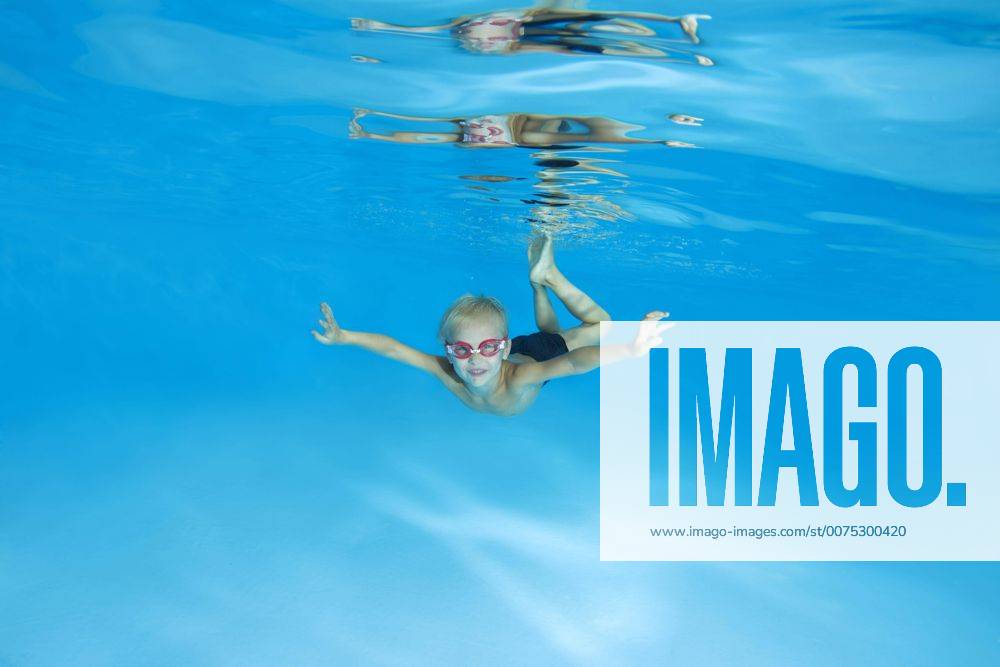 Stockfoto Kleiner Junge Mit Schwimmbrille Lernt Schwimm
