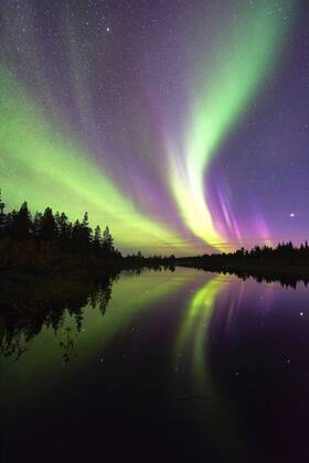 Nordlicht (Aurora borealis) spiegelt sich in einem See, Schweden, Lappland, Norrbotten, Muddus Nationalpark polar lights reflecting in a lake, Sweden, Lapland, Norrbotten, Muddus NP BLWS441852 Copyright: xblickwinkel McPHOTO G.xStreux