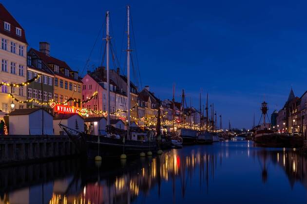 Häuser am Kanal mit Weihnachtsdekoration in Nyhavn, Kopenhagen, Dänemark, Europa Copyright: imageBROKER/KimxPetersen iblkip04447849