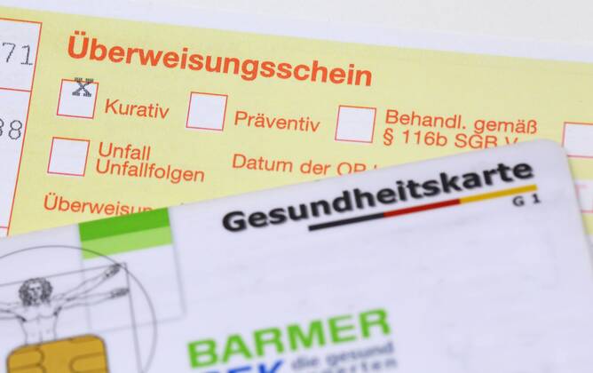 Nuernberg Symbolfoto, Themenbild Krankenversicherung, Arztbesuch, Ueberweisungsschein eines Arztes sowie eine Gesundheitskarte der Barmer gek. Copyright: xWuest Eibner-Pressefotox EP_FWT