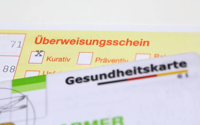 Nuernberg Symbolfoto, Themenbild Krankenversicherung, Arztbesuch, Ueberweisungsschein eines Arztes sowie eine Gesundheitskarte der Barmer gek. Copyright: xWuest Eibner-Pressefotox EP_FWT