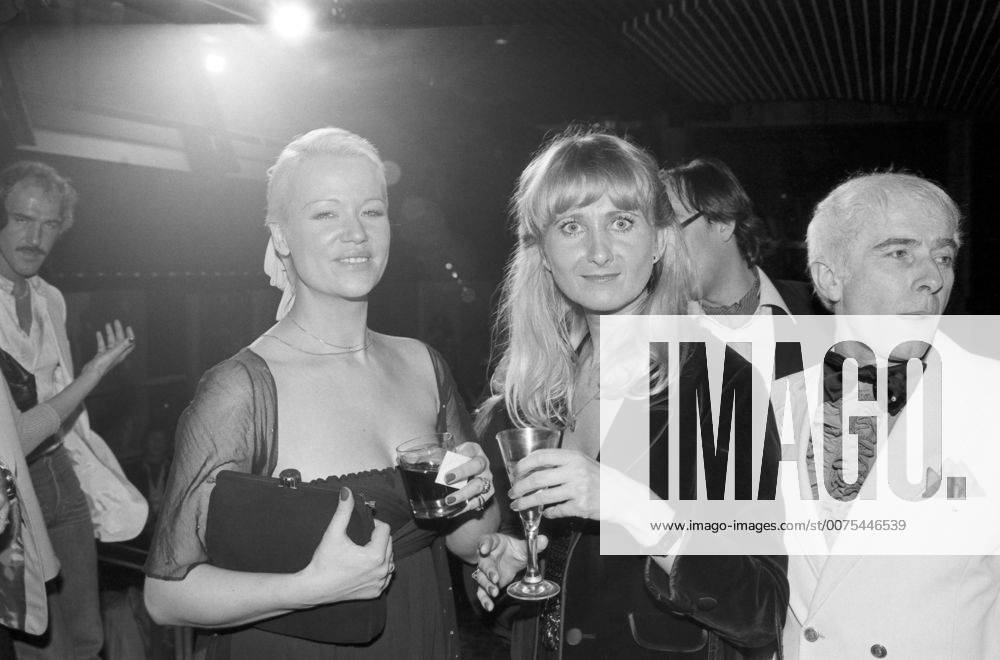 Die Deutsche Schauspielerin Heidi Stroh Links Bei Der Premiere Von Edith In Muenchen Deutschland 1