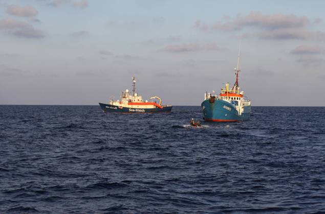 Seenotrettung von Bootsflüchtlingen vor der libyschen Küste Zivile Seenotrettung von Bootsflüchtlingen im Mittelmeer vor Libyen. Hier: Die Schiffe SEA-WATCH 2 der deutschen NGO Sea Watch und Iuventa der NGO Jugend rettet auf hoher See. Mittelmeer, vor libyscher Küste, Internationale Gewässer, 30.10.2016 . Copyright: JOKER AlexanderxStein JOKER161124417623