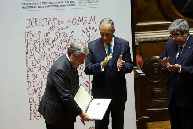Antonio Guterres erhält Menschenrechtspreis in Lissabon December 23, 2016 - Lisbon, Portugal - Portugal s President Marcelo Rebelo de Sousa (C) and Parliament President Eduardo Ferro Rodrigues (R) applaud Newly sworn-in Secretary General of the United Nations Antonio Guterres during a ceremony to award Guterres with a human rights award at the Parliament in Lisbon, Portugal, on December 23 2016. This year s award was given to Antonio Guterres, Secretary-General of the United Nations, for his work in the defense of human rights, especially in the discharge of the duties of United Nations High Commissioner for Refugees (UNHCR). This Prize is awarded annually by the President of the Assembly of the Republic, after hearing the Conference of Leaders, on the proposal of the jury constituted by the Committee on Constitutional Affairs, Rights, Freedoms and Guarantees. Lisbon Portugal - ZUMAn230 20161223_zaa_n230_130