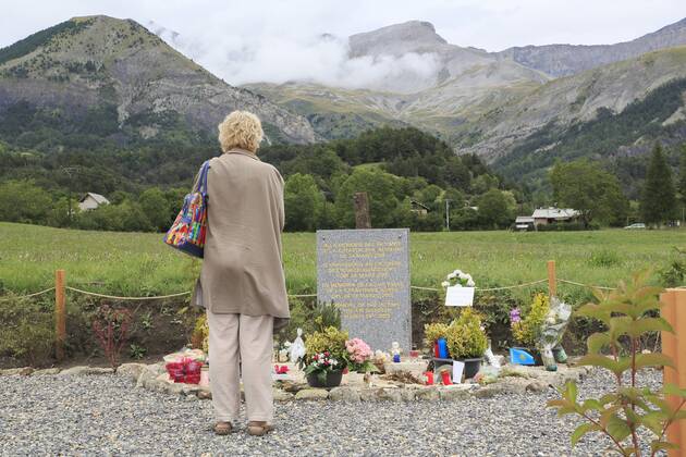 Gedenkstätte bei Le Vernet am Fuß des Bergmassivs Les Trois EvÃªches in den französischen Alpen, in dem am 24. März 2015 der Airbus A320 Flug 4U 9525 der Germanwings abstürzte, Alpes-de-Haute-Provence, Frankreich