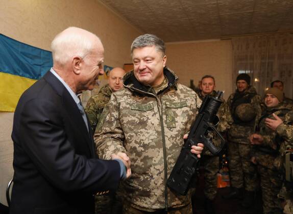 Petro Poroschenko - Truppenbesuch zu Silvester in der Ostukraine DONETSK REGION, UKRAINE - DECEMBER 31, 2016: US Senator John McCain and Ukraine s President Petro Poroshenko (L-R) congratulate Ukrainian servicemen on the upcoming New Year at the Ukrainian Government troops command post near the village of Shyrokyne. Mikhail Palinchak Press Office of the President of Ukraine TASS  TS03D26B