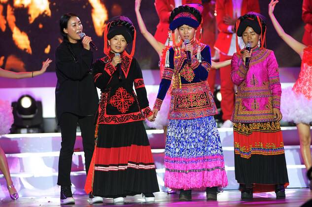 SANYA, Jan. 5, 2017 -- Pop singer Na Ying (1st L) sings with three girls who were once the students of Asur, a winner of the Jack Ma Rural Teachers Award, during the awarding ceremony in Sanya, a tourism resort in south China s Hainan Province, on Jan. 5, 2017. The awarding ceremony of the Jack Ma Rural Teachers Award was held on Thursday, with 100 rural teachers winning the award of 100,000 yuan (14,522 U.S. dollars) respectively. ) (wf) CHINA-SANYA-JACK MA-RURAL TEACHERS AWARD (CN) YangxGuanyu