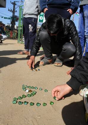 January 19, 2017 - Rafah, Gaza Strip, Palestinian Territory - Palestinian children play marbles in a street in Rafah in the southern Gaza strip on January 19, 2017 Rafah Palestinian Territory - ZUMAap3_ 20170119_zaf_ap3_038