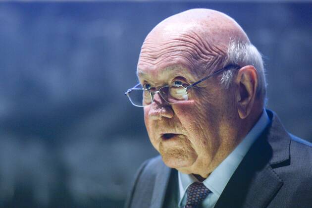 January 18, 2017 - Dublin, Ireland - Nobel Peace Prize winner and former South African President, FW de Klerk, addresses the Trinity College Law Society after he was presented with the Praeses Elit Award as a recognition of his key role in ending apartheid and his outstanding contribution to reconciliation in South Africa..On Wednesday, 18 January 2017, in Dublin, Ireland. Dublin Ireland  - ZUMAn230 20170118_zaa_n230_314